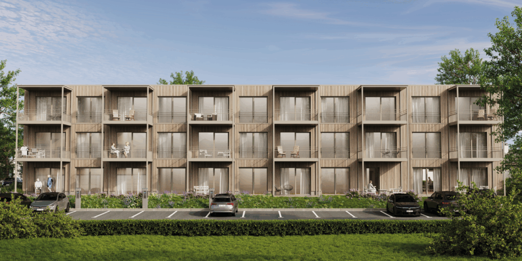 Moderne Blockwohnanlage mit Holzfassade, Balkonen und geparkten Autos auf einem begrünten Gelände.