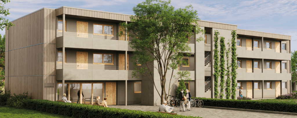 Moderne Wohnanlage mit mehreren Etagen, begrüntem Außenbereich und Menschen, die sich im Freien aufhalten.