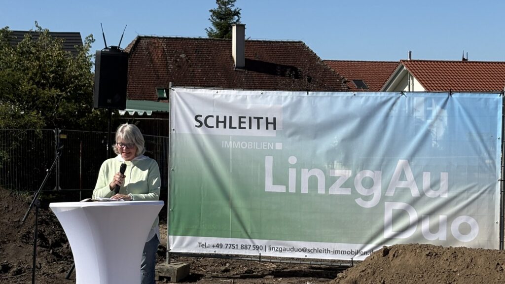 Rednerin beim Spatenstich des LinzgAuDuo in Frickingen am Stehpult vor dem Projektbanner.