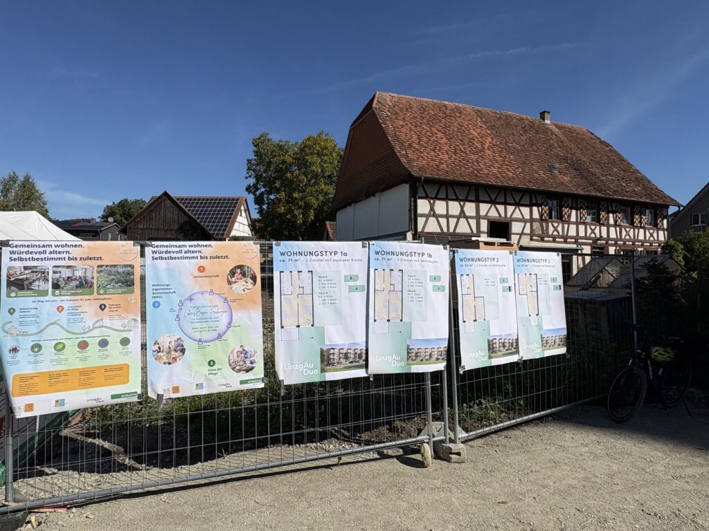 Infotafeln am Bauzaun des LinzgAuDuo in Frickingen mit dem Konzept des Integrationskreises LebensBogen und den Grundrissen der Wohnungstypen.